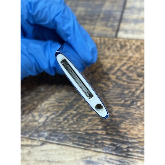 Apple ipod nano 5th Generation 16GB Blue Model:A1320 W/ Cable & Adapter - Picture 3 of 4